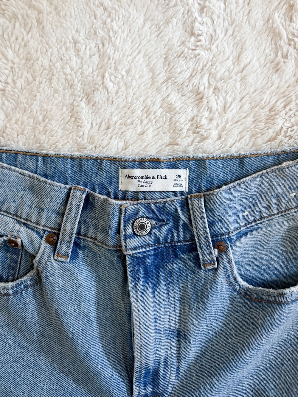 Abercrombie The Baggy Low Rise Jeans Light Wash Raw Hem Size 25 - Picture 6 of 9